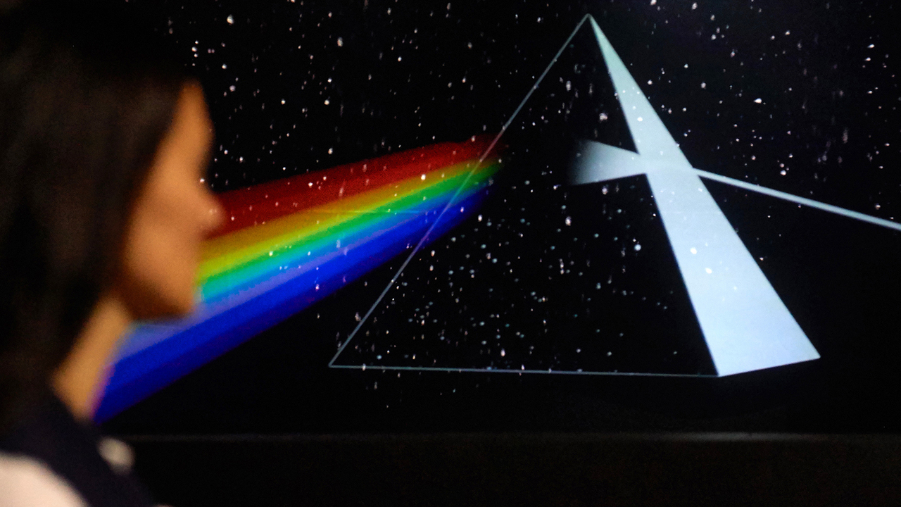 Pink floyd julia. Пинк Флойд Призма. Pink Floyd Dark Side of the Moon. Пинк Флойд девушки. Пинк Флойд Мем.