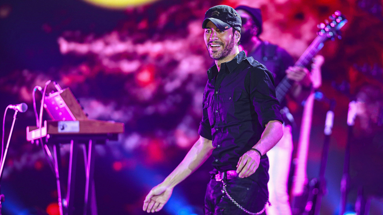 Очень жаркие гастроли: Энрике Иглесиас зацеловал фанатку - Звук