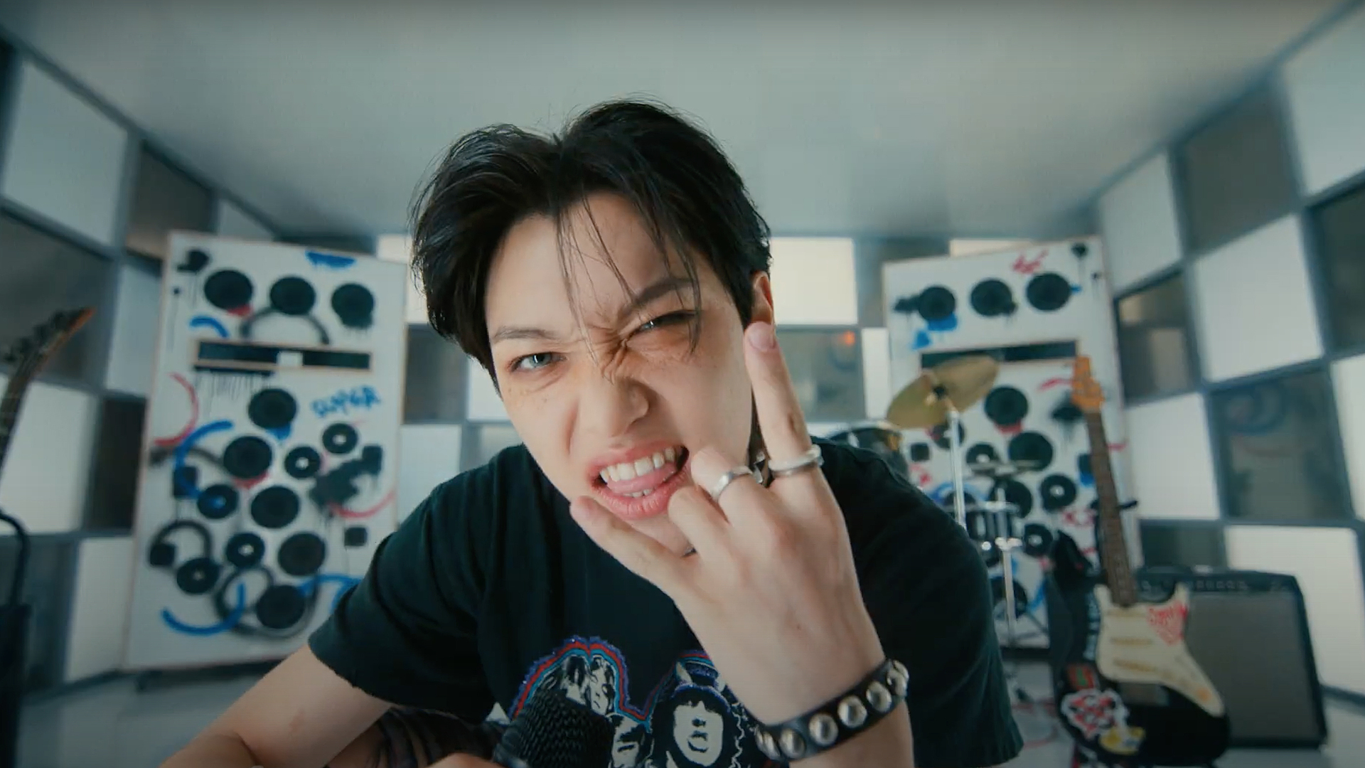 Jison stray kids. Сынмин 2022 stray kids маньяк. Стрей кидс как снимали клип. All in stray kids клип. Стрей кидс как снимали клип.