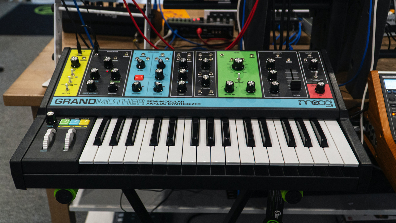 Как звучит синтезатор. Звуковой синтезатор. синтезатор на lmx1501am. moog synthesizer tattoo.