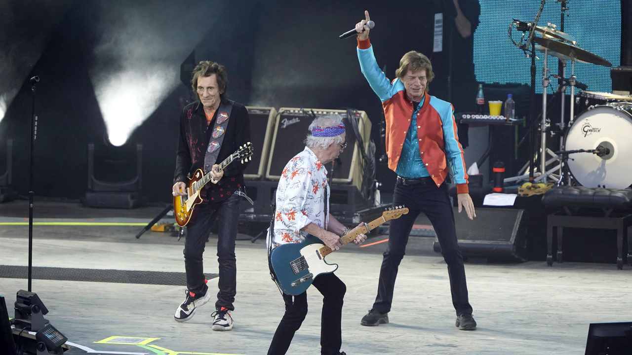Rolling stones афиша. Мик джаггер музыканты великобритании. Рок группы 2003. Rolling stones fans. Sweet virginia the rolling stones.