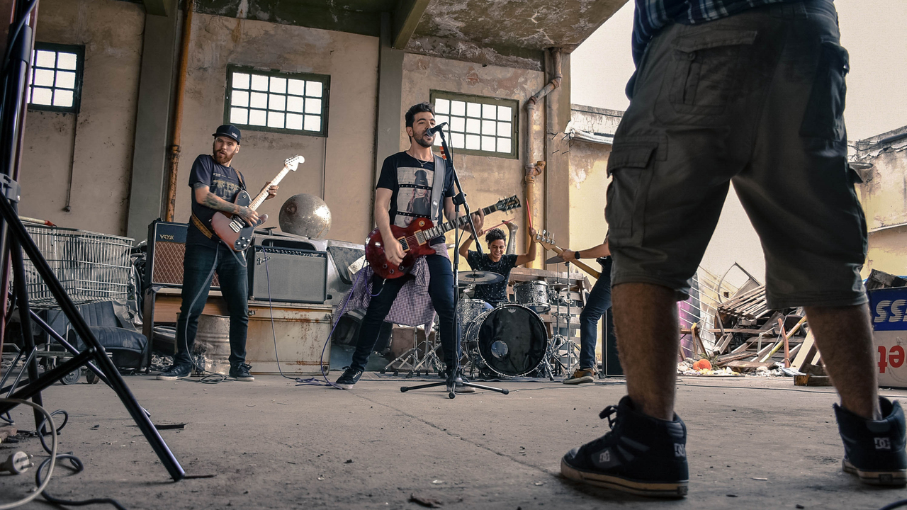 Музыкальный коллектив. Band видео. The walking shoes состав группы. Супер бэнд. Солистка группы тотал.
