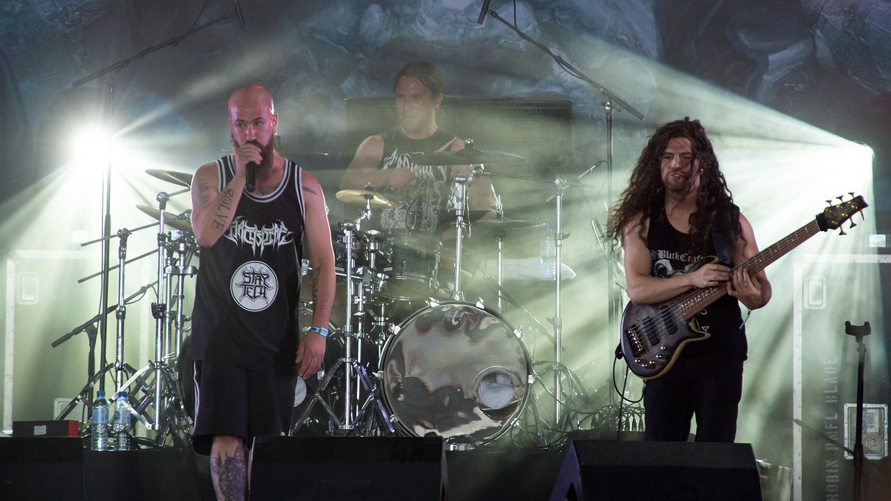 Фанаты сыграли в твистер перед мошпитом на концерте дэт-метал-группы ...