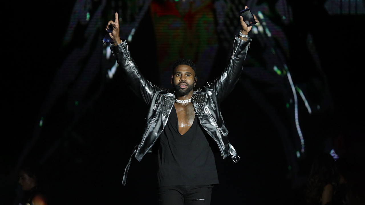 Исполнители 2018. Певцы шоу. Исполнители 2018. Исполнители 2018. Певец джейсон деруло песни.