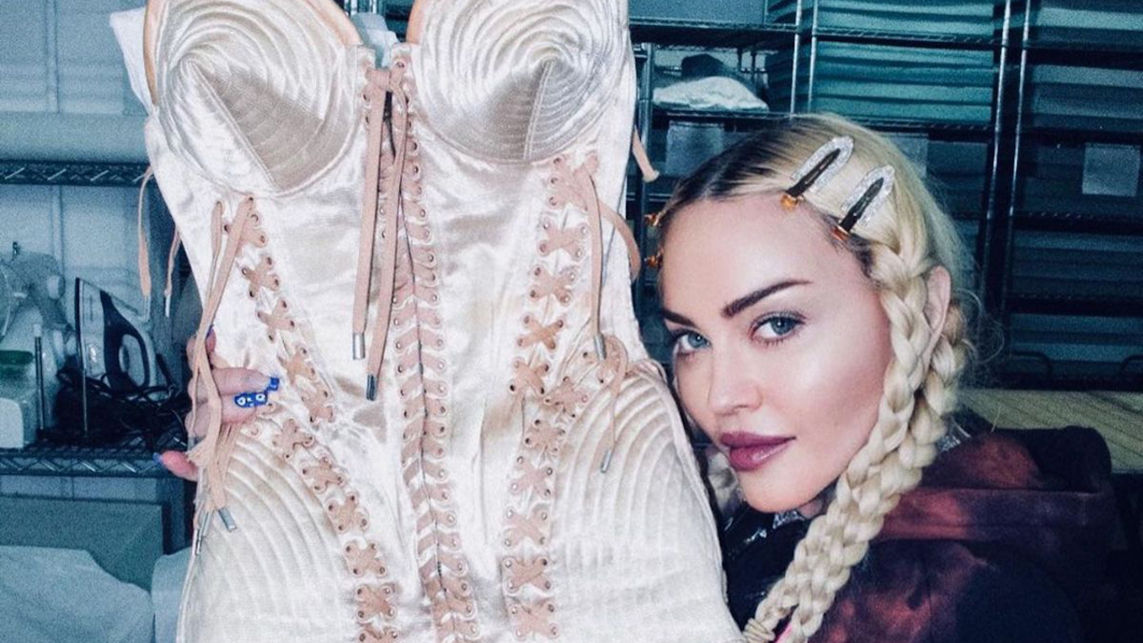 Мадонна отправилась в архив своих культовых нарядов в преддверии ...