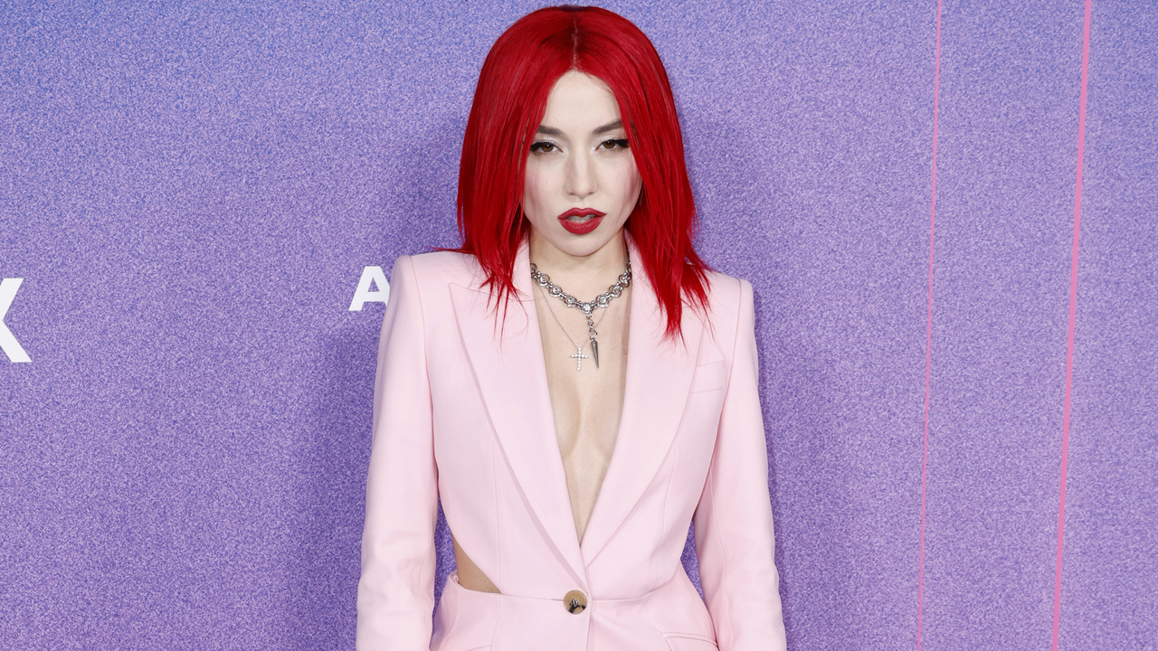 Ava Max, Charli XCX, Дуа Липа, Лиззо и еще 13 артистов записали ...