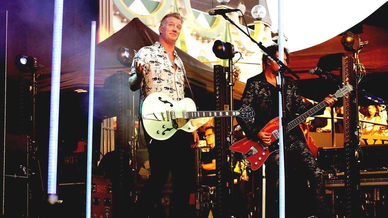 Рокгруппа Queens Of The Stone Age выпустила новый трек Carnavoyeur Звук