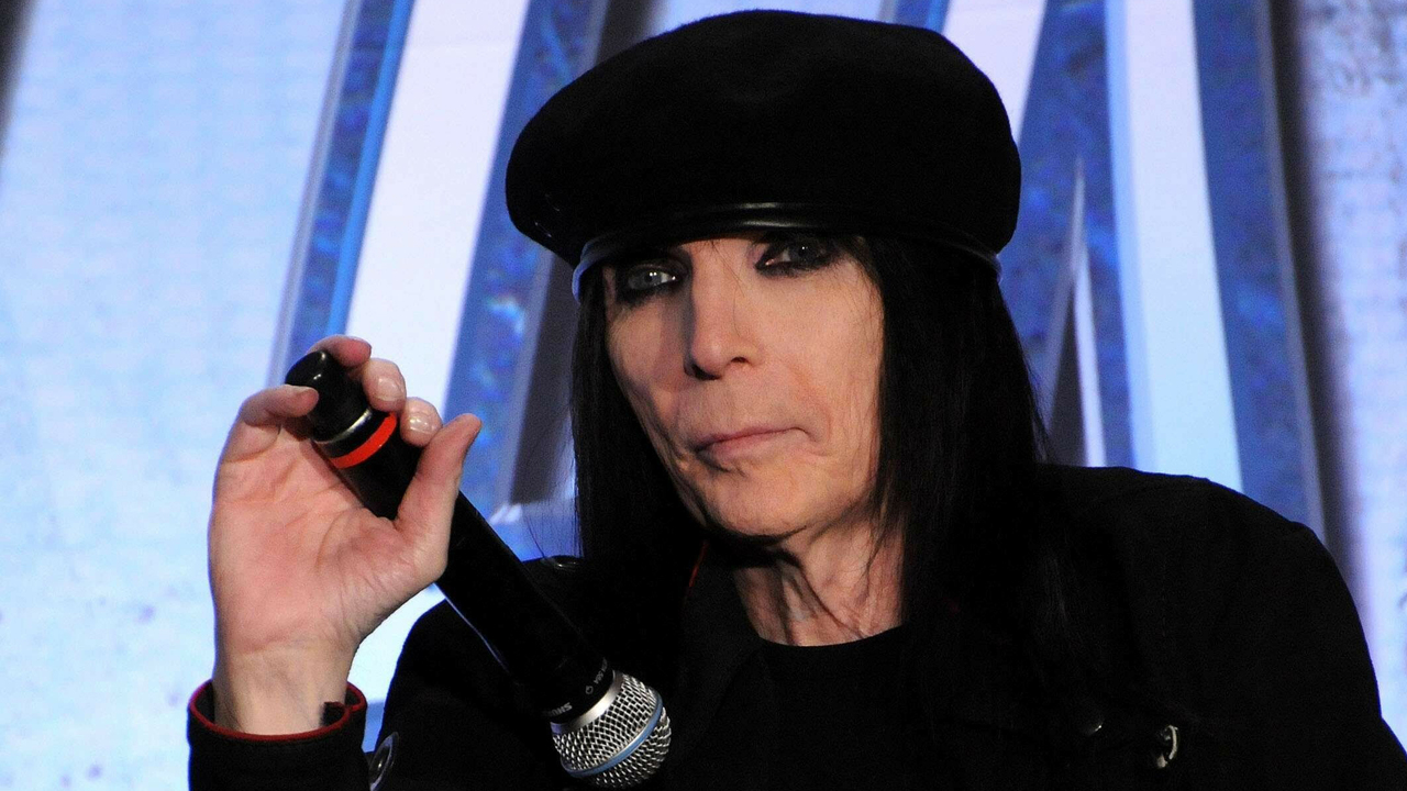 Мик марс гитарист. Mick mars. Мик марс фото. Гитарист мэджик. The other side of mars mick mars.