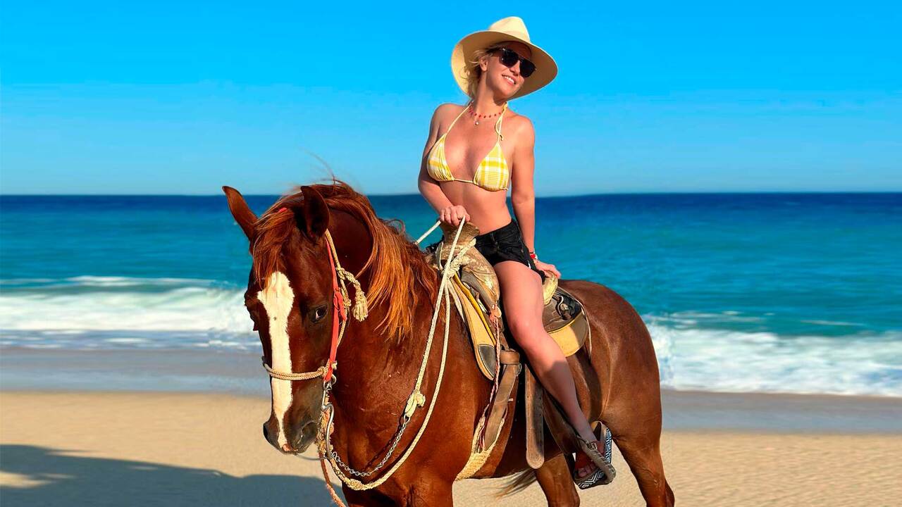 Бритни Спирс спела христианские песни верхом на лошади - Звук