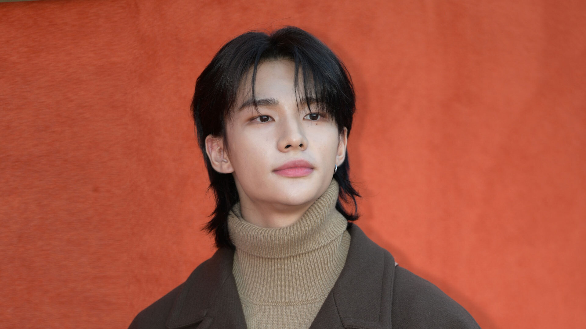 Stray kids макнэ. Хван хенджин. Менеджер stray kids как зовут. Награды бтс. Why стрей.