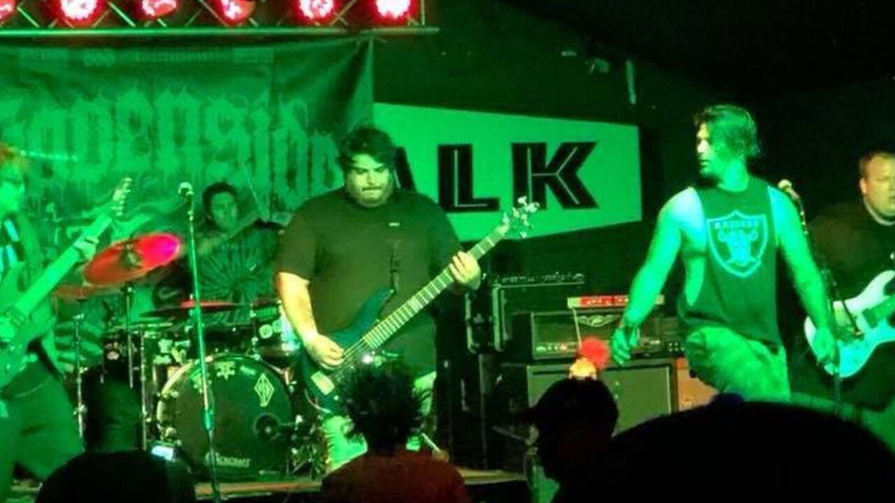 Фанат в костюме Санты избил солиста хеви-метал-группы за оскорбление ...