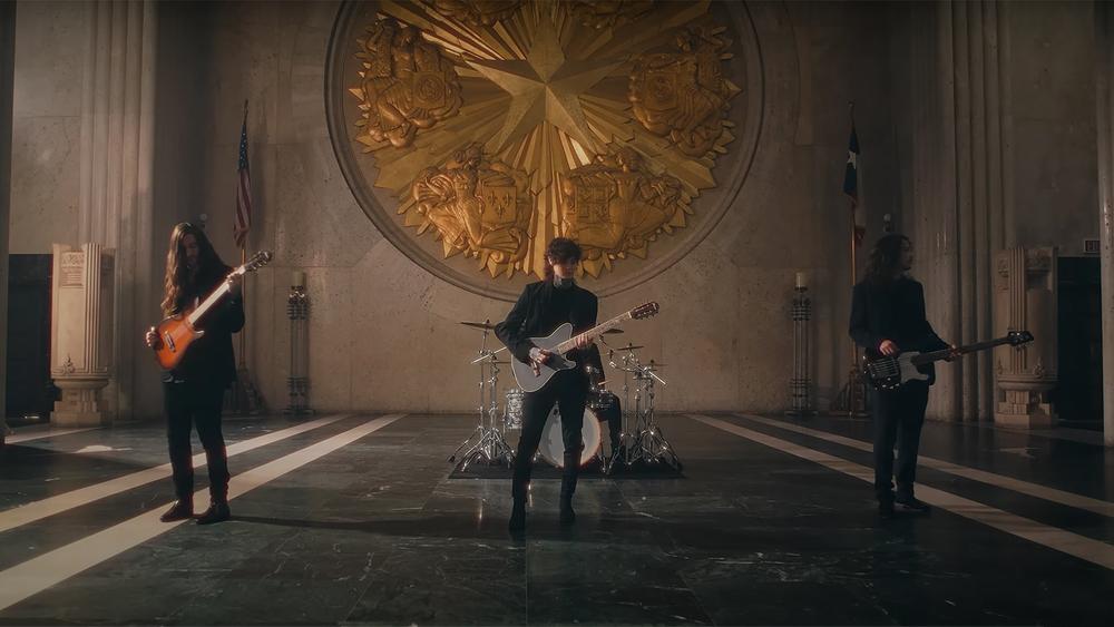 Три с половиной минуты безуспешно ждём вокалиста в новом клипе Polyphia