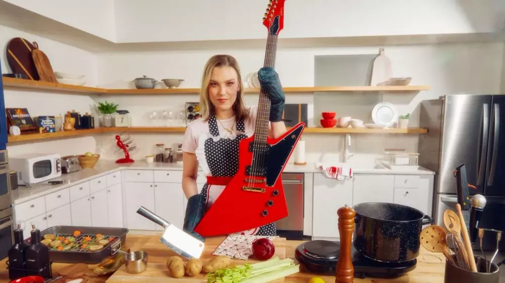 Сковородки, кастрюли, гитары: Лиззи Хейл стала послом Gibson