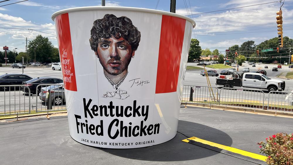 Проезжаем мимо: Jack Harlow обслуживает машины в KFC