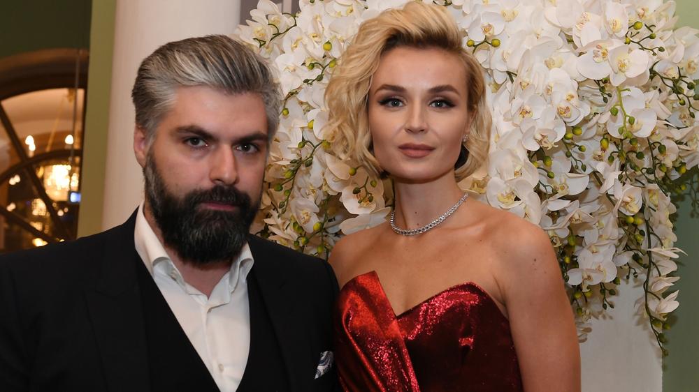 Дмитрий Исхаков и Полина Гагарина перед началом церемонии вручения премии Женщина года 2018 по версии журнала Glamour в Российском академическом молодёжном театре (РАМТ) в Москве.