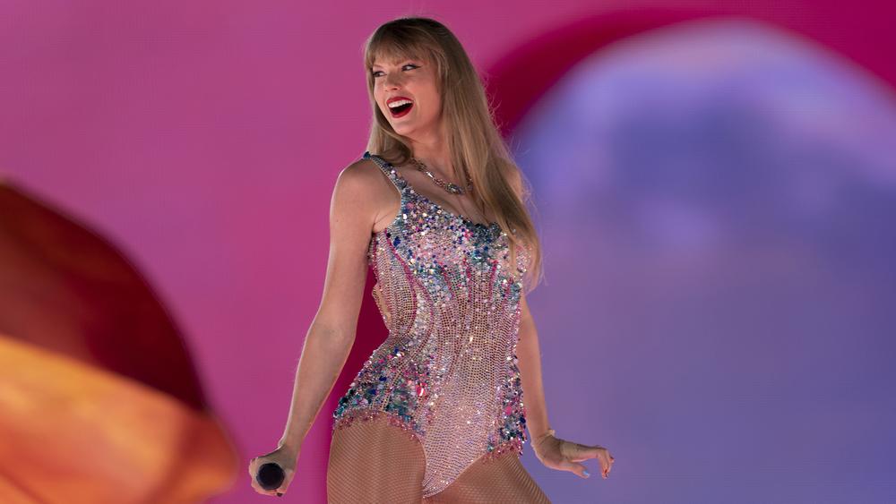Тейлор Свифт выступает во время «The Eras Tour» , 5 мая 2023 года, на стадионе Nissan в Нэшвилле, Теннеси.