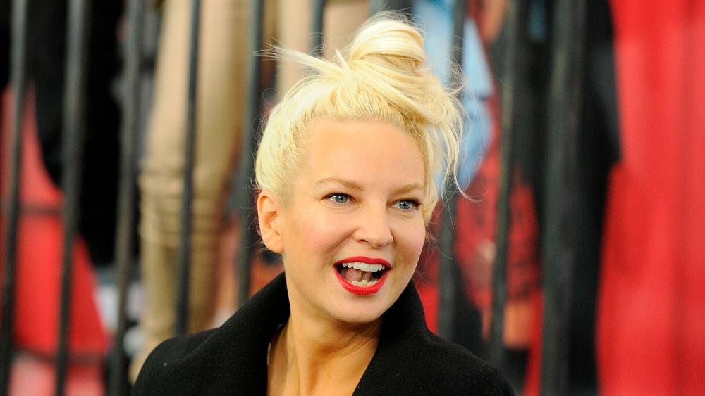 Певица Sia на мировой премьере фильма «Энни»