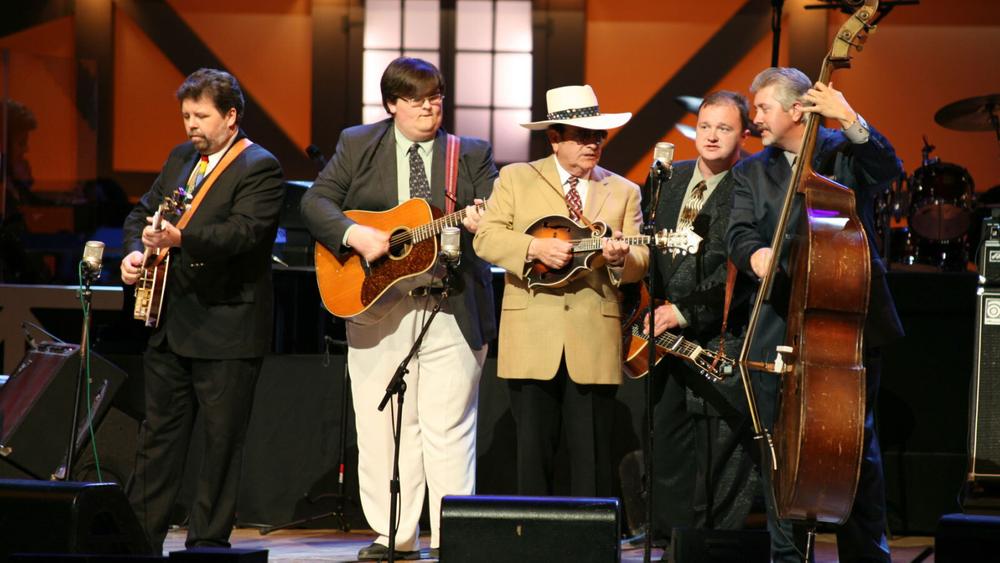 Бобби Осборн (в шляпе) и The Rocky Top X-Press выступают на Grand Ole Opry, 2007 год