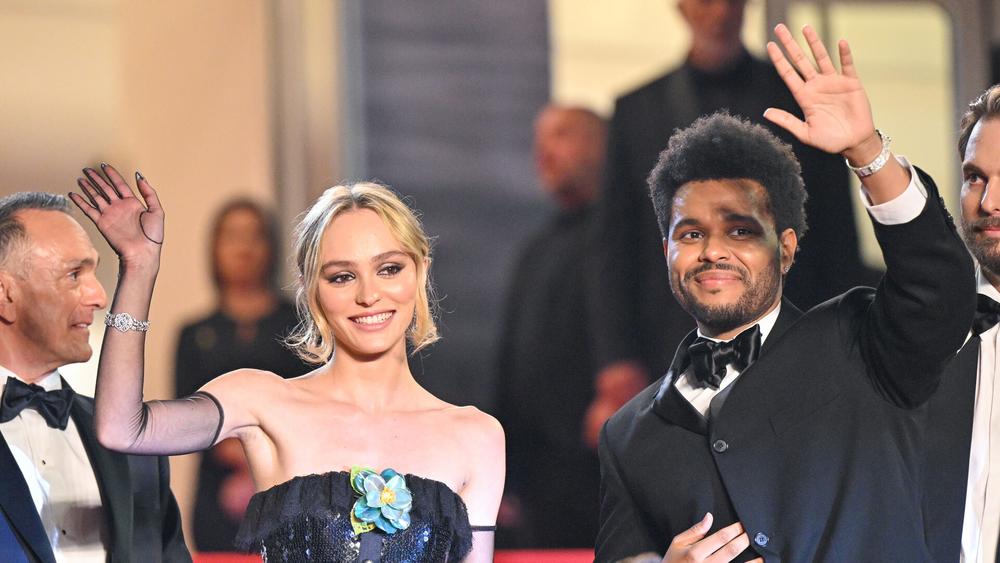 "The Weeknd" и Лили-Роуз Депп на красной дорожке сериала «Идол» на 76-м ежегодном Каннском кинофестиваля, 22 мая 2023 года