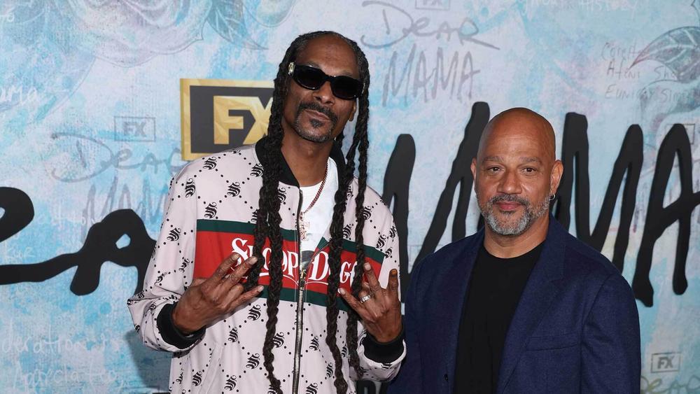 Снуп Догг и Аллен Хьюз на премьере фильма «Дорогая мама», 18 апреля 2023 года