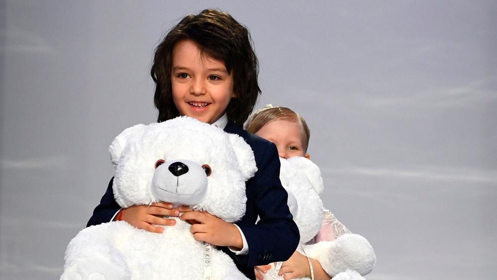 Сын певца Филиппа Киркорова Мартин на показе новой линейки Дома моды Yudashkin Kids в рамках 39-й «Недели моды в Москве. Сделано в России», 20 марта 2018 года