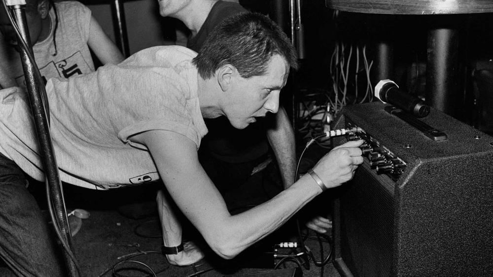 Монте Казацца с группой Psychic TV выступает в клубе 950, Чикаго, 26 апреля 1984 года