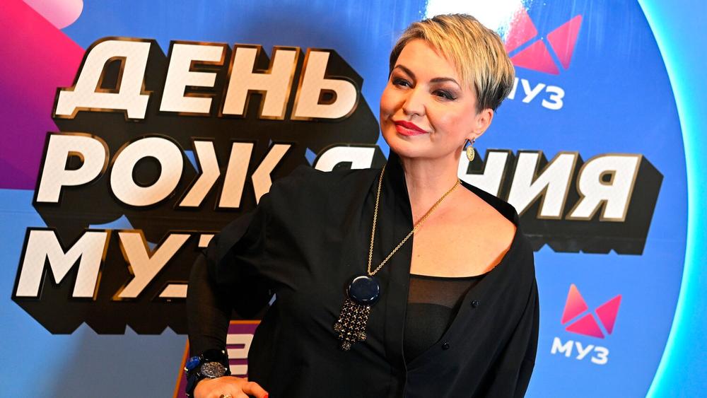 Певица Катя Лель на концерте ко дню рождения телеканала «МУЗ-ТВ» в Государственном Кремлевском дворце, 11 ноября 2022 года