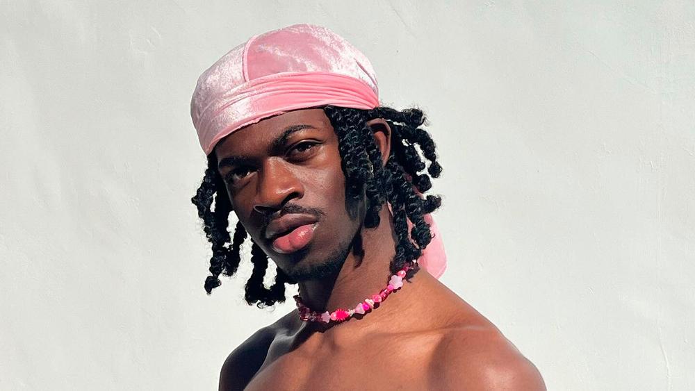 Рэпера Lil Nas X остановила полиция за езду на электросамокате в тоннеле