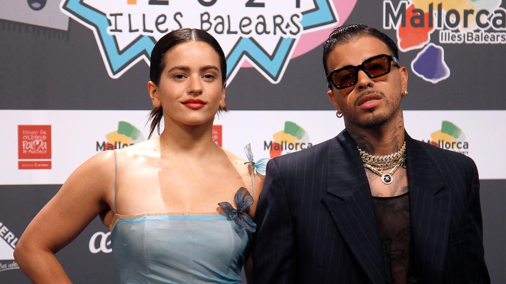 Певица Розалия и рэпер Рау Алехандро на церемонии вручения премии 40 Music Awards 2021, 12 ноября 2021 года