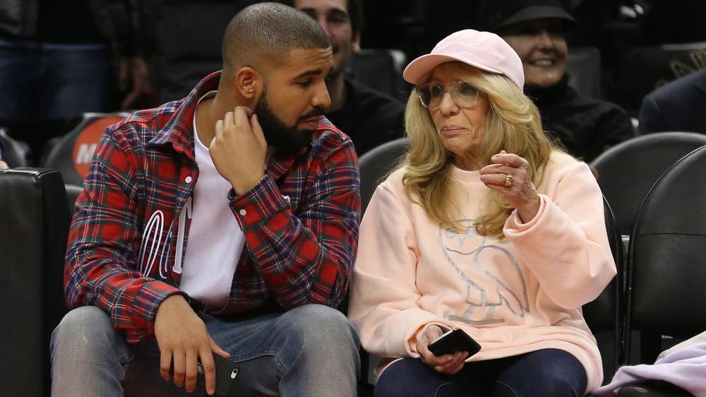 Дрейк и его мама на матче Toronto Raptors и Cleveland Cavaliers, 25 ноября 2015 года