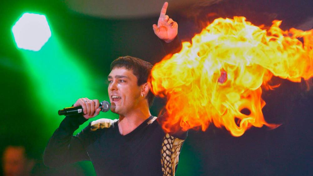 Юрий Шатунов во время выступления на финальном концерте «Дискотека 80-х», 27 ноября 2009 года