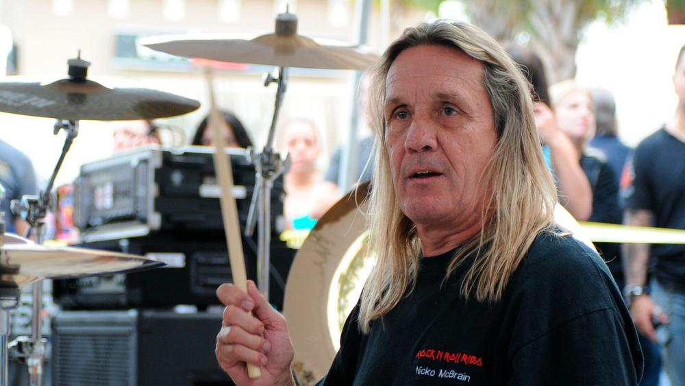 Нико Макбрэйн выступает в своем ресторане Rock N Roll Ribs, 17 декабря 2011 года