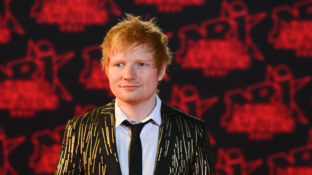 Эд Ширан на NRJ Music Awards 2021 в Каннах, 21 ноября 2021 года