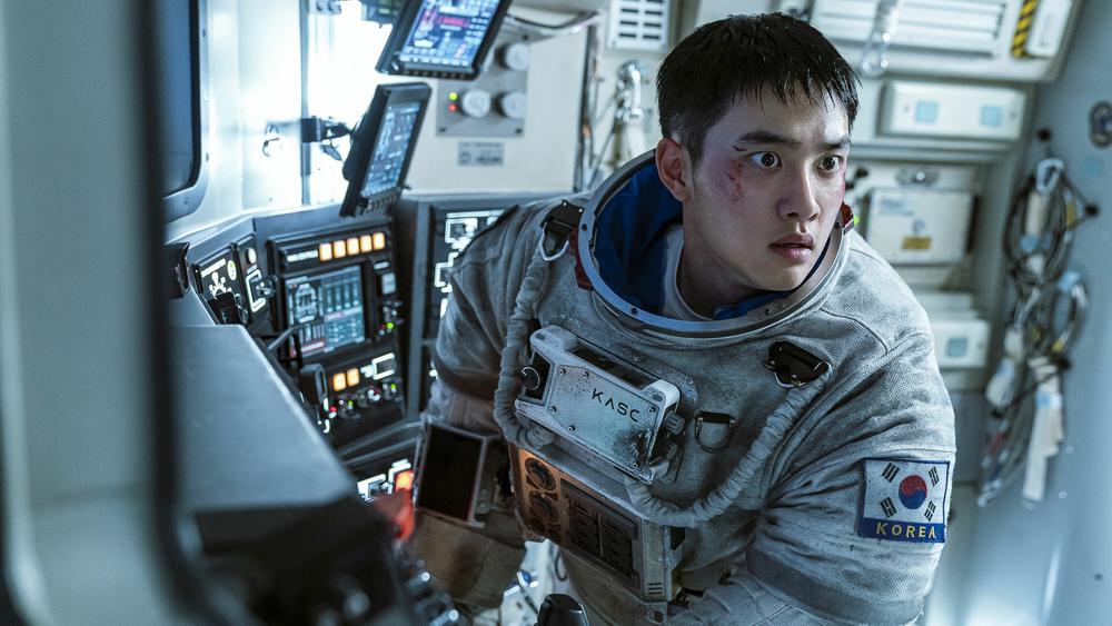 Кадр из фильма «Луна» (2023)