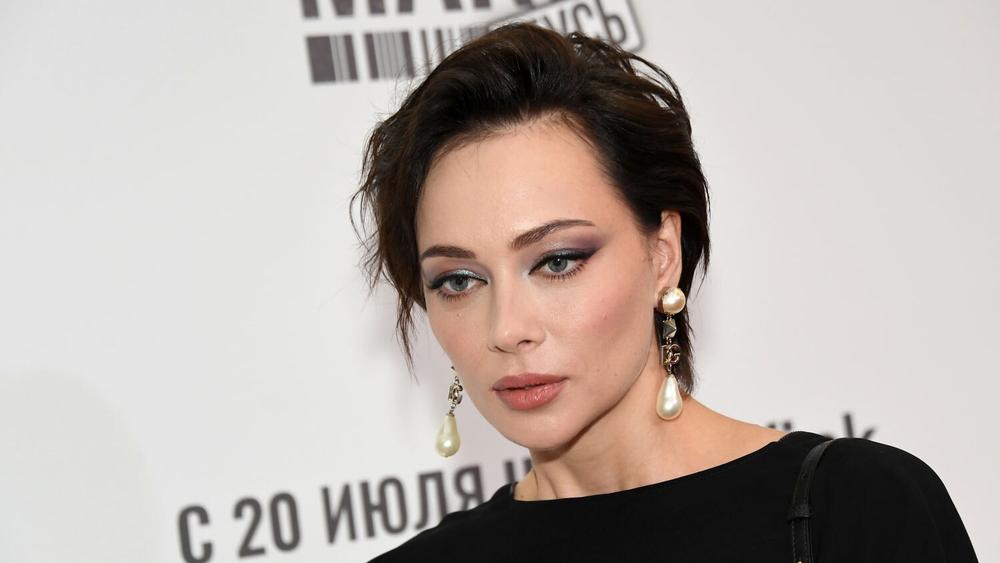 Настасья Самбурская на премьере сериала «Макс и гусь» в киноцентре «Октябрь», 18 июля 2023 года