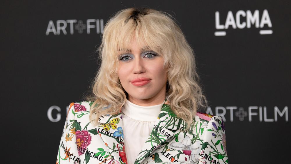 Майли Сайрус на 10-м ежегодном гала-концерте LACMA Art and Film, 6 ноября 2021 года