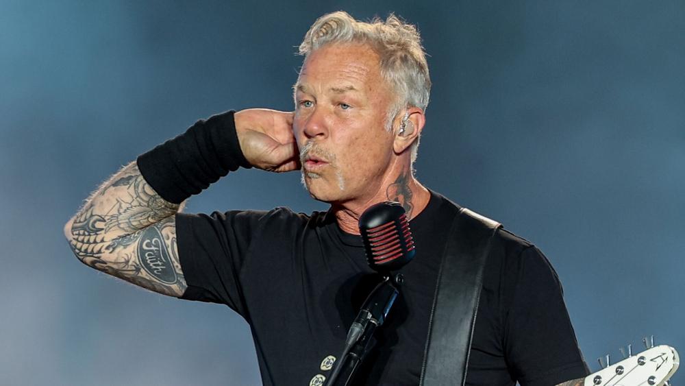 Джеймс Хэтфилд с группой Metallica на фестивале Mad Cool 2022 в Вальдебебасе, 6 июля 2022 года