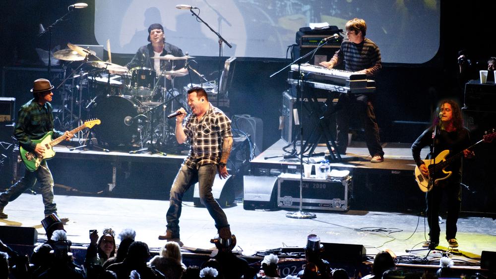 Выступление группы Smash Mouth