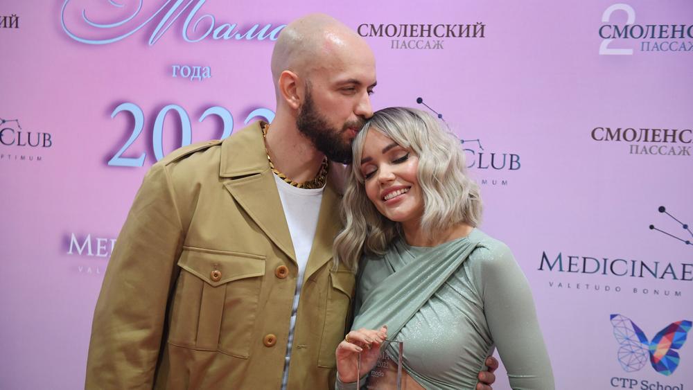 Рэпер ST и его супруга Ассоль на премии «Мама года — 2022», 14 сентября 2022 года