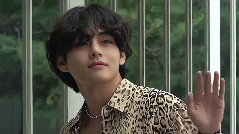 Ви из BTS выпустил дебютный сольный альбом Layover и клип