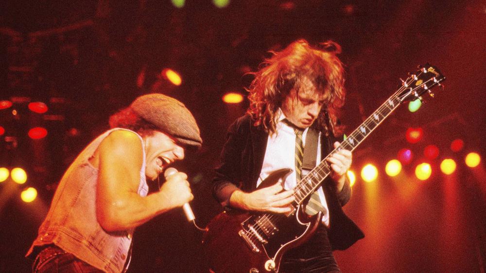 AC/DC на концерте в рамках тура Blow Up Your Video в Carl-Diem-Halle в Вюрцбурге, Германия, 8 апреля 1988 года