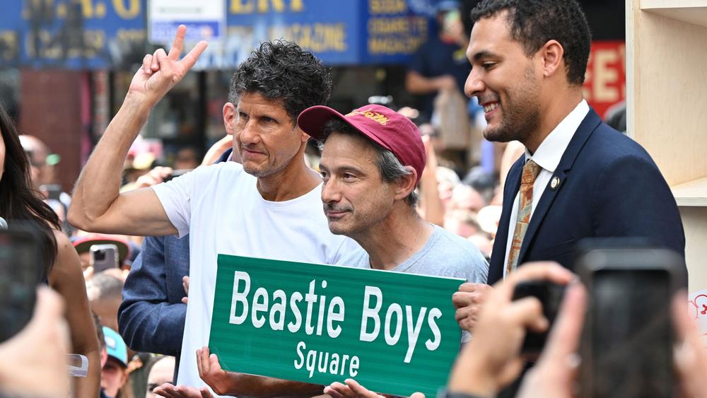 Адам Хоровиц, Майкл Даймонд из Beastie Boys и член городского совета Нью-Йорка Крис Марте на открытии площади Beastie Boys Square в Нью-Йорке, 9 сентября 2023 года