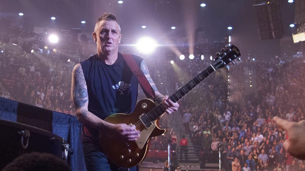 Майк Маккриди с группой Pearl Jam выступает на концерте в Сан-Диего, 22 ноября 2013 года
