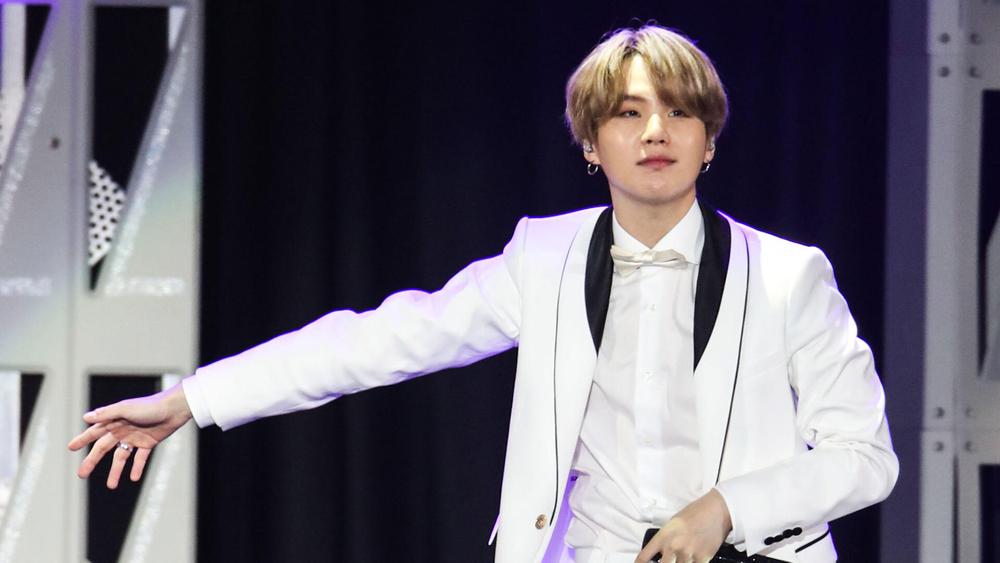 Шуга c BTS выступает на Jingle Ball 2019 102.7 KIIS FM, 6 декабря 2019 года