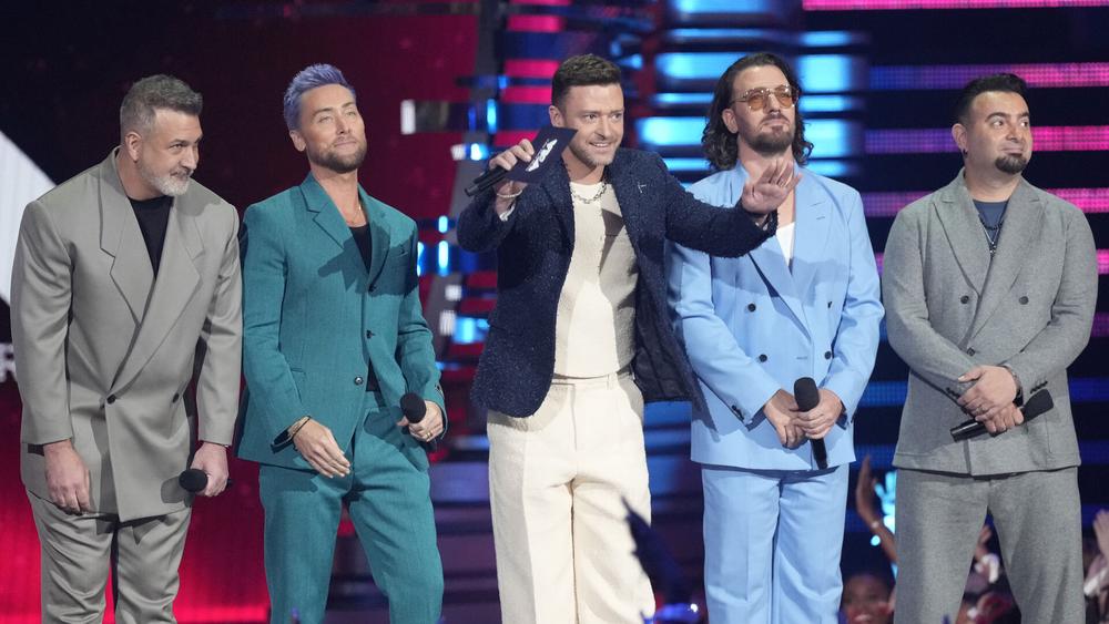 Джастин Тимберлейк (в центре) и группа *NSYNC на церемонии MTV Video Music Awards, 12 сентября 2023 года