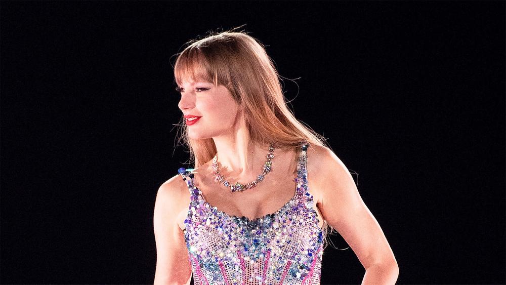 Тейлор Свифт выступает в рамках The Eras Tour, 24 марта 2023 года