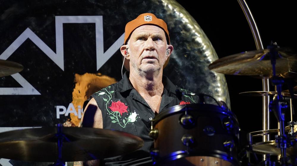 Чэд Смит с группой Red Hot Chili Peppers на фестивале Lollapalooza, 6 августа 2023 года