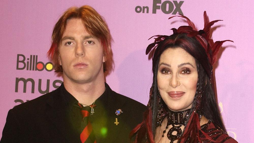 Шер с сыном Элайджей Блю Оллманом на церемонии вручения наград Billboard Music Awards 2002, 9 декабря 2002 года