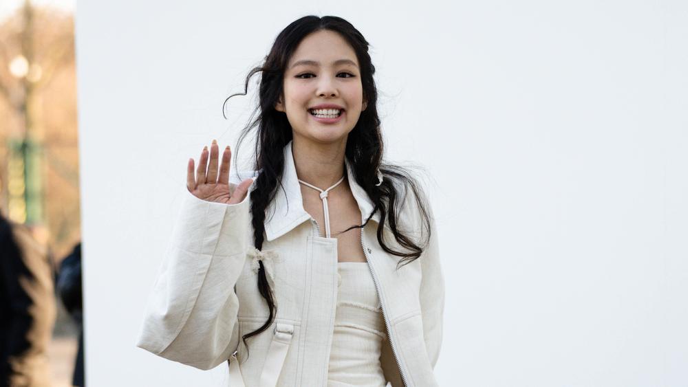 Дженни из BLACKPINK на показе бренда Jacquemus, 12 декабря 2022 года