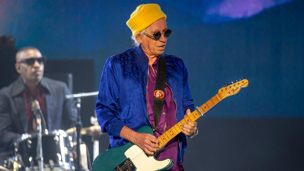 Кит Ричардс с группой The Rolling Stones выступают на сцене «Сан-Сиро» в Милане, 21 июня 2022 года